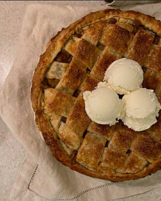     Три простых рецепта ароматной шарлотки с яблоками