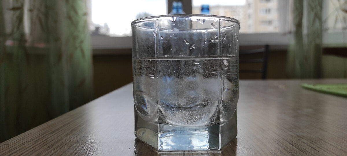 Стакан воды. Видны пузырьки. Авторское фото. 21 августа 2022 г. 