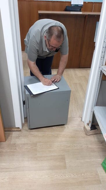 
Девушки-волонтёры встречают пришедших за продуктовой помощью:
