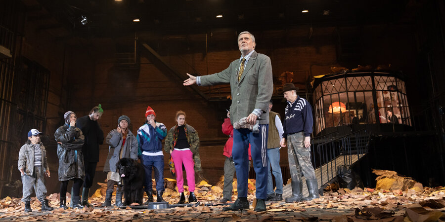 Сцена из спектакля Дмитрия Крымова "Костик" на сцене Театра им. А.С. Пушкина 