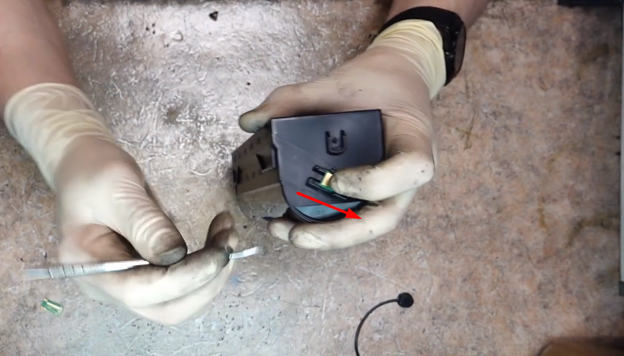 Фото 15. Извлекаем старый чип