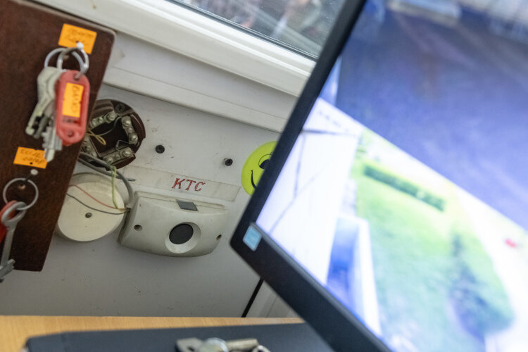    Как это ни странно, имея опыт работы в охране школы, мужчина не смог ответить на элементарные вопросы гособвинения. «Вы знаете, где расположена тревожная кнопка?» — «Нет, не знаю» Фото: «БИЗНЕС Online»