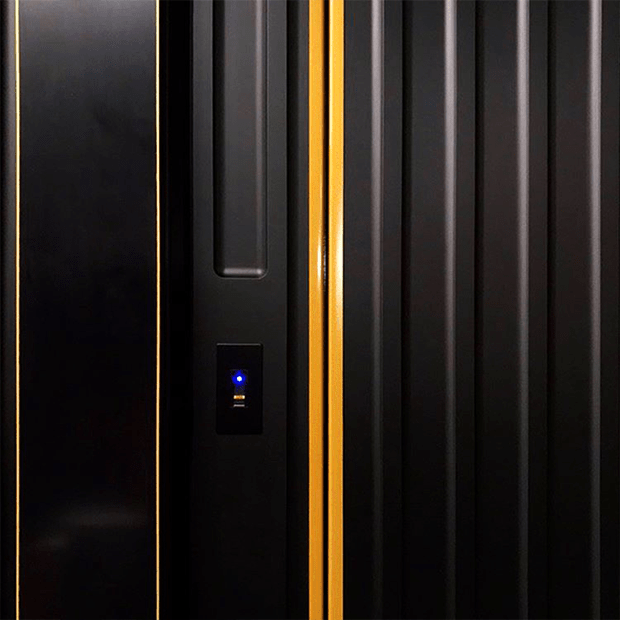 Биометрический сканер E-key. Фрагмент двери с биометрическим сканером.