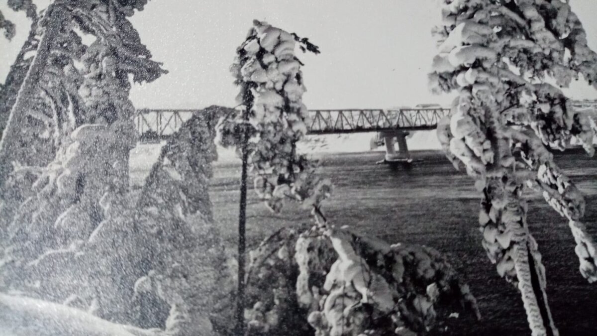 Фото автора с картинки моста через Ангару в городе Усть-Илимске.