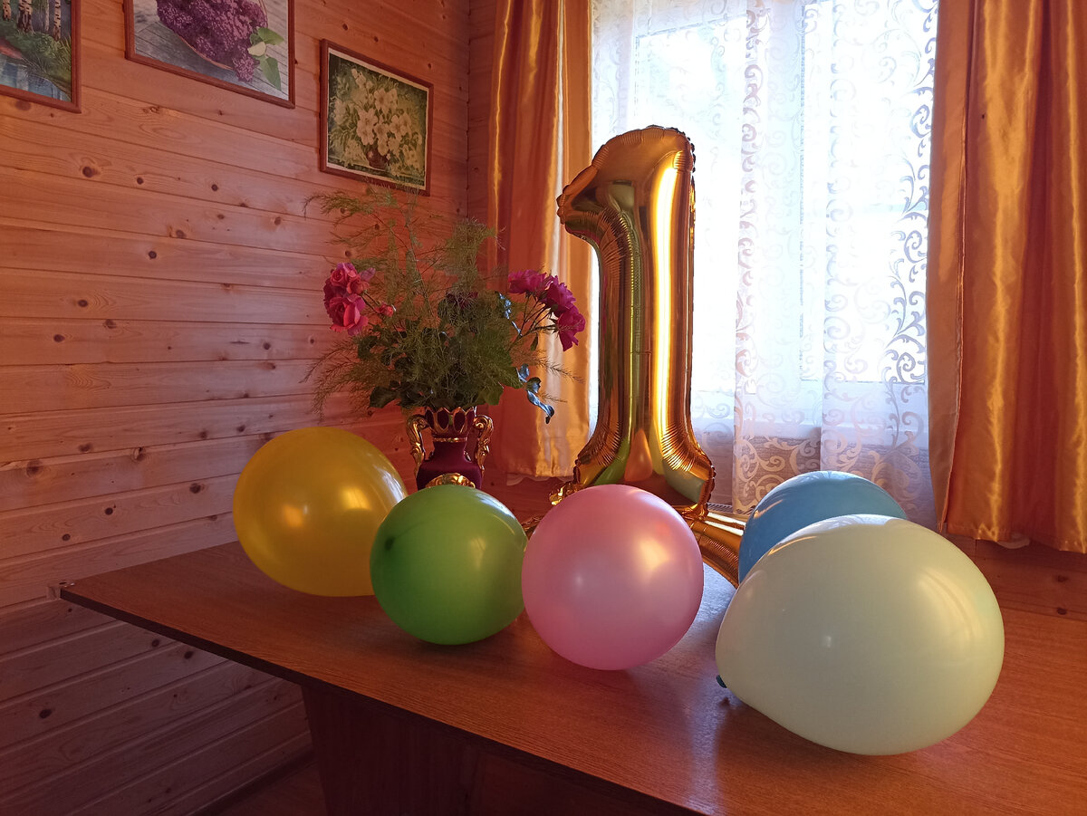 Надула шарики, принесла цветы