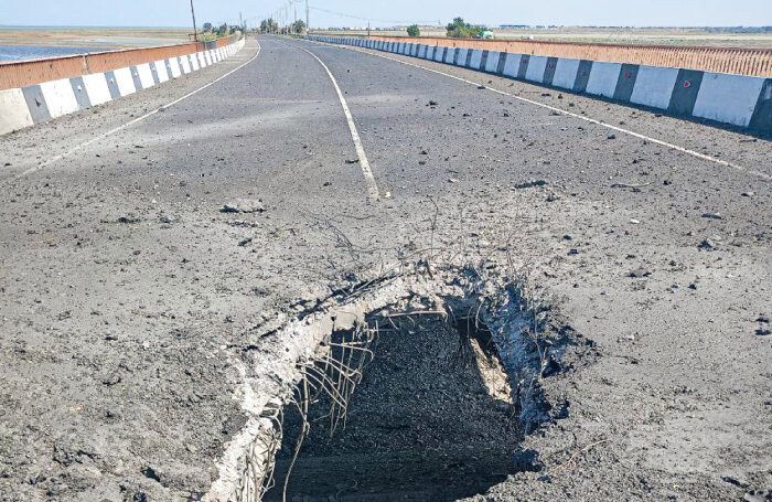    Чонгарский мост, поврежденный в результате обстрела со стороны ВСУ.Врио губернатора Херсонской области/ТАСС