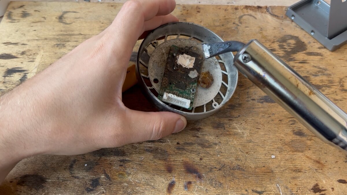 Паяльник то что нужно.