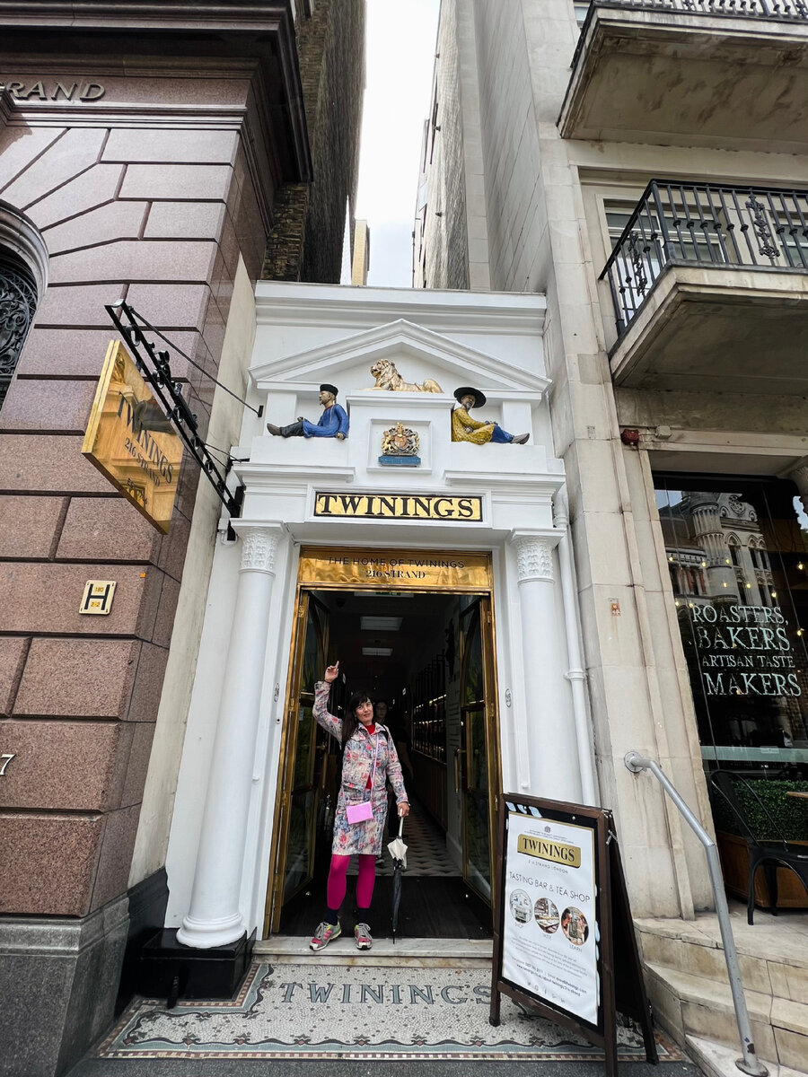 Само здание маленькое и зажато между двух больших соседних зданий. Фотография из личного архива. 