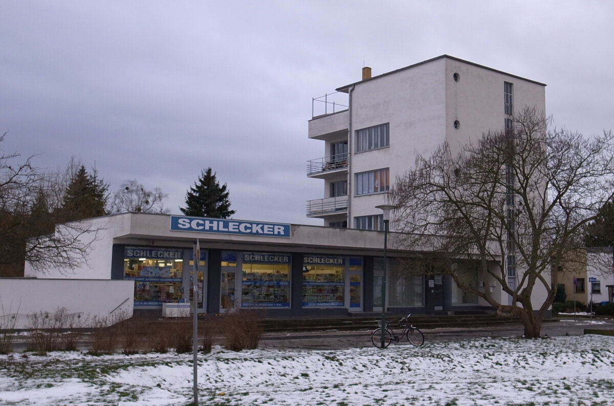 Дессау. Konsum Building, арх. В. Гропиус, 1928