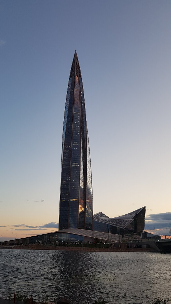 Петербуржцы называют «Лахта Центр» «кукурузиной», «газпромбашней», «газоскребом» и «Башней Саурона».