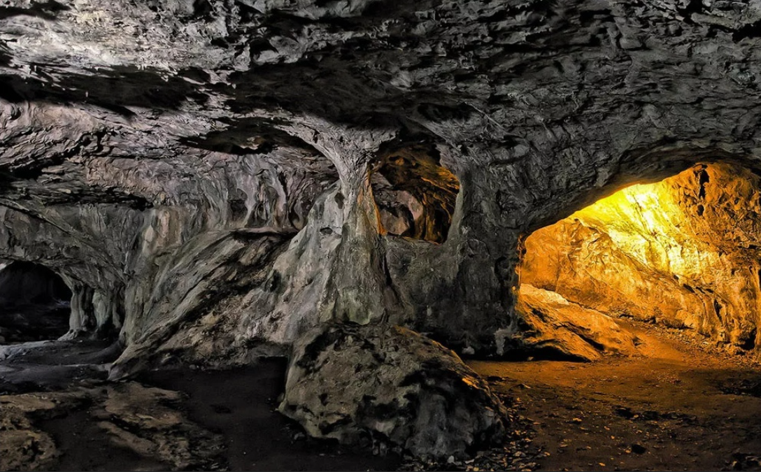пещера ведьм в лазаревском. ведьмино ущелье лазаревское. ведьмина пещера лазаревское. пещера ведьм в лазаревском легенда. пещера ведьм.