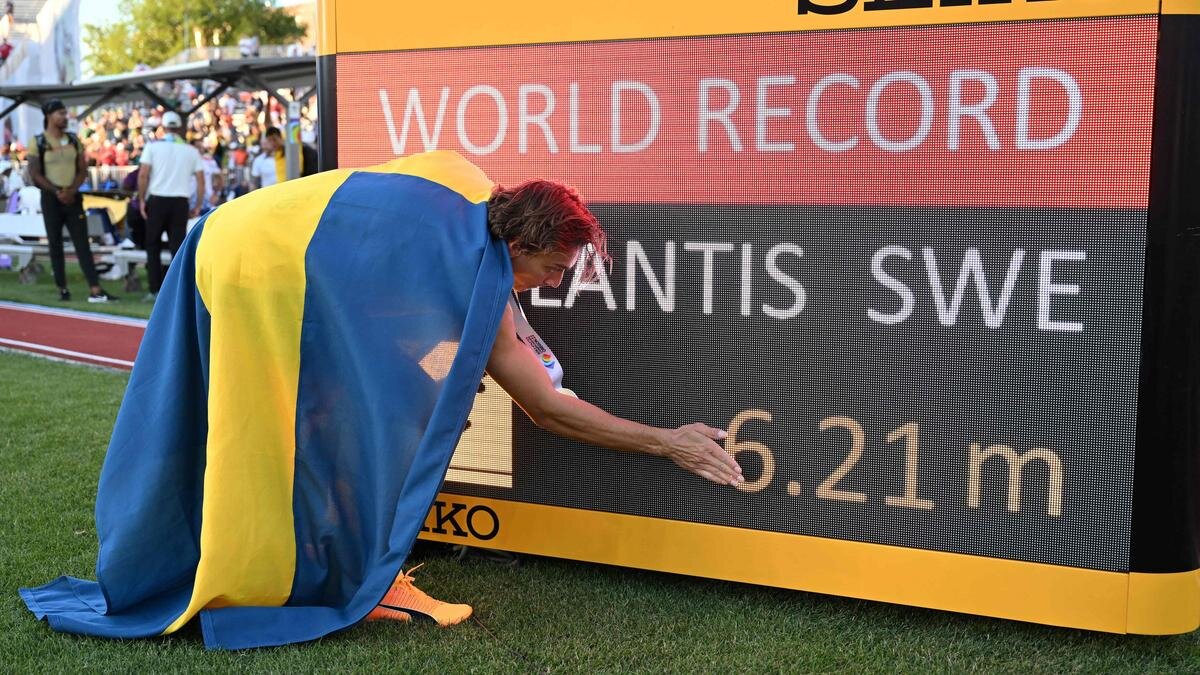    Прыгун с шестом Арман Дюплантис после установления рекорда:ANDREJ ISAKOVIC/AFP via Getty Images