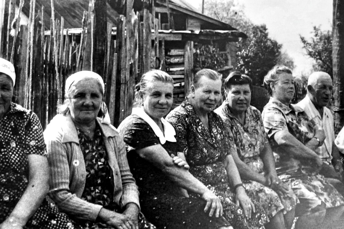 Деревенские старушки - самые придирчивые зрители. Фото из личного архива автора.