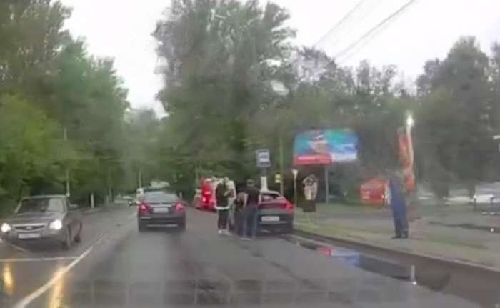    В Брянске сняли на видео оставшегося лежать на машине сбитого пешехода avchernov
