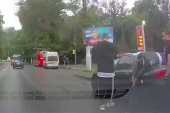    В Брянске сняли на видео оставшегося лежать на машине сбитого пешехода avchernov