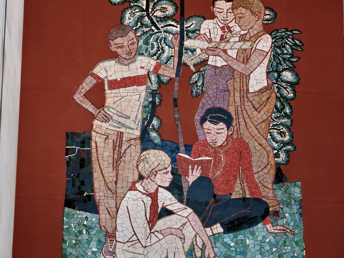 Мозаики по эскизам Андрея Мыльникова и Александра Королёва на здании ТЮЗа им. Брянцева.