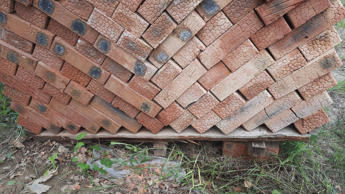 Слева в первом ряду все кирпичи вертикально уложены, а справа по-разному.