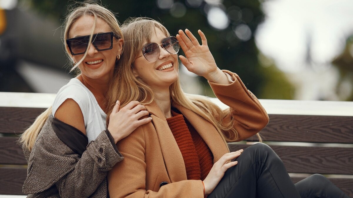 Ссора друзей. Подруга предложила подруге. Что предложить подруге. Подружка предлагать. По магазинам с подругой.