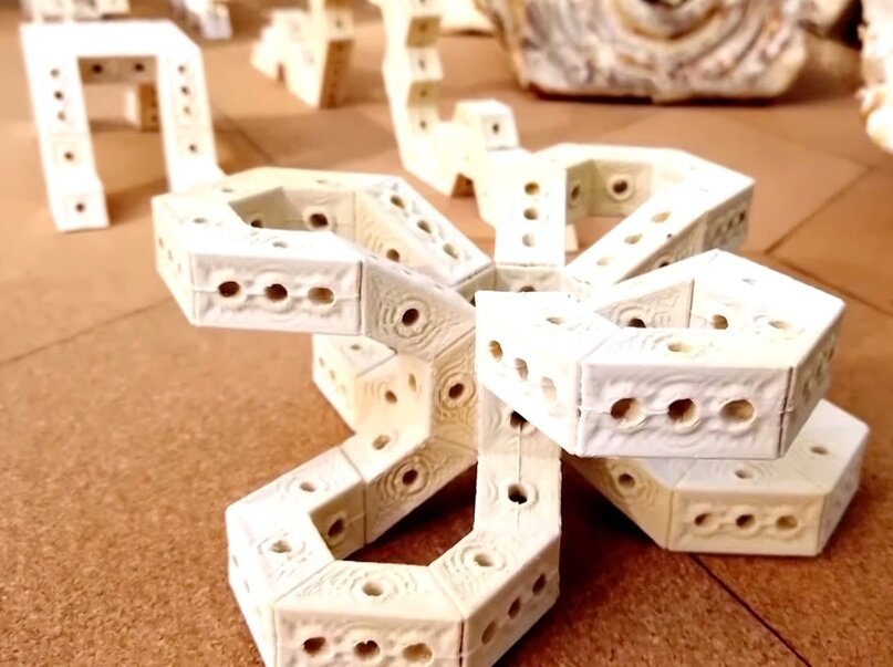 Соединяются грибные блоки, изготовленные с помощью печатной опалубки