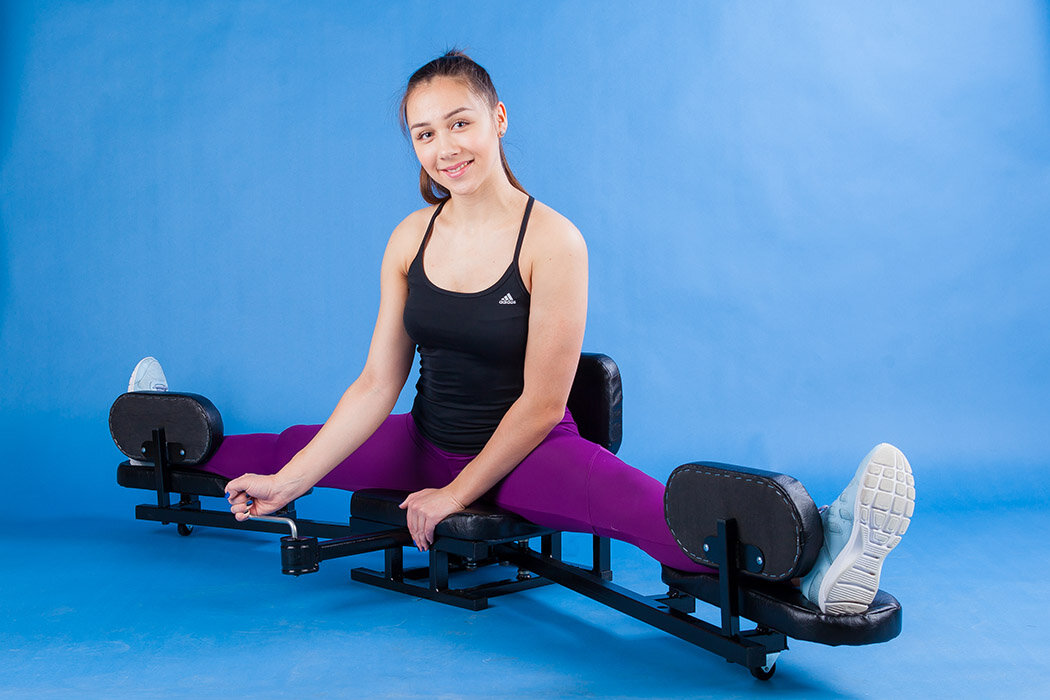 Тренажер для поперечного шпагата, который хорош тем, что он бережет внутренние мениски обоих ног спортсмена