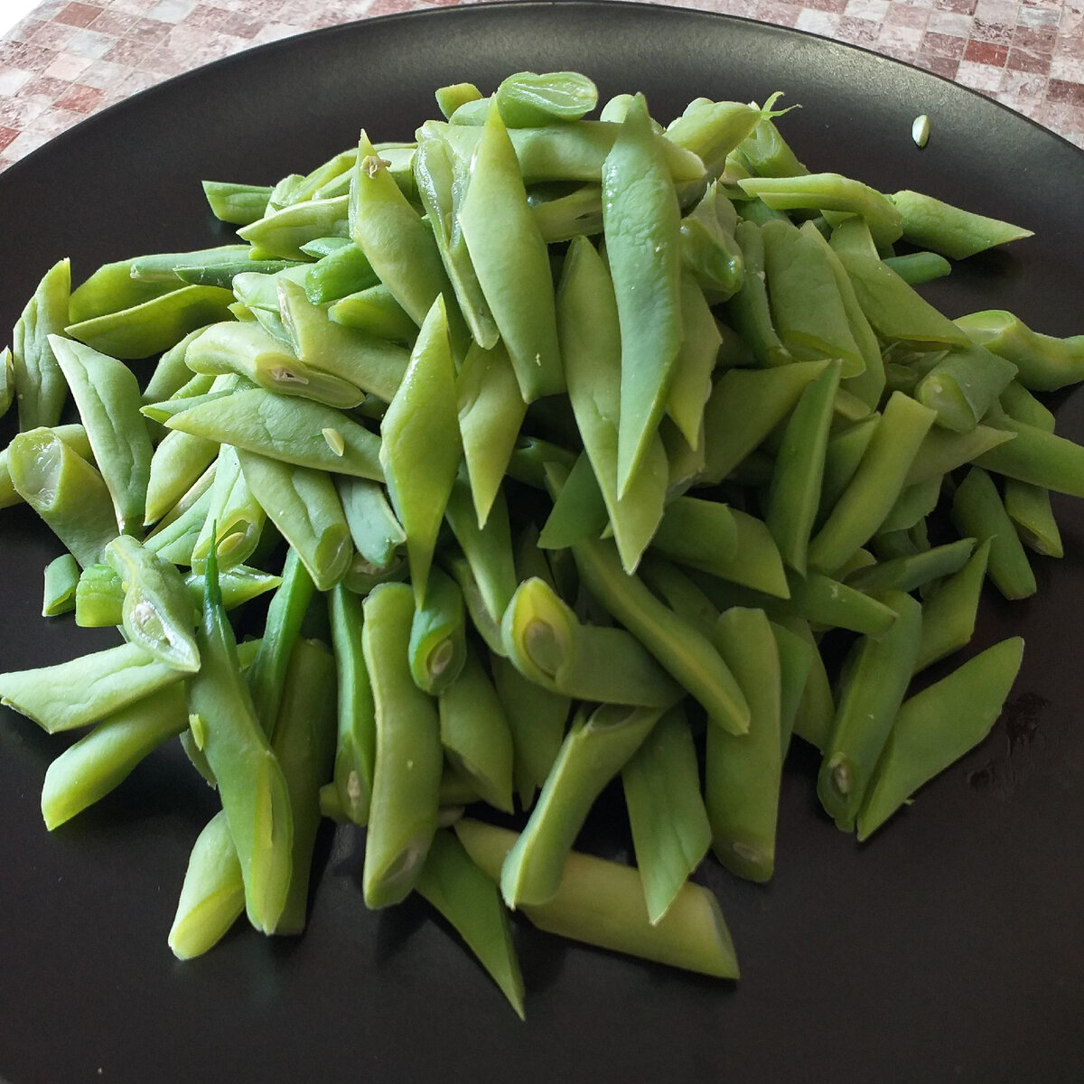 Новый горизонт вкуса: салат со стручками спаржевой фасоли, отварной  говядиной и хрустящим грецким орехом | Сундучок Шефа | Дзен