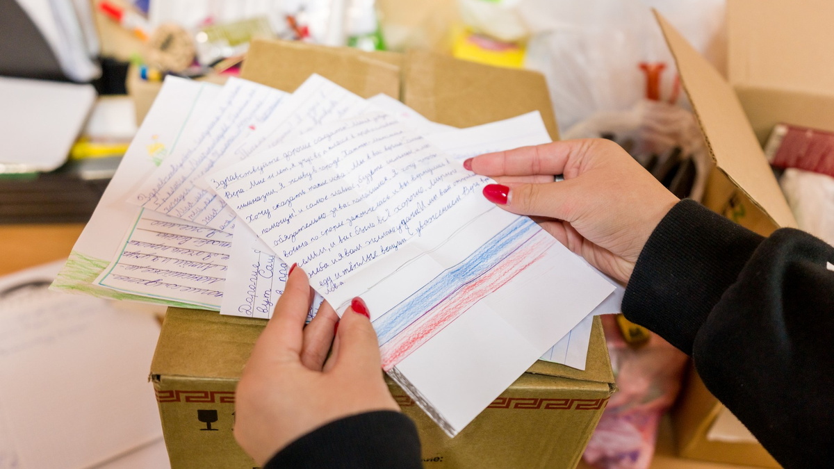    «Мы уверены в скорейшей победе». В Югре школьники получили письма от участников СВО