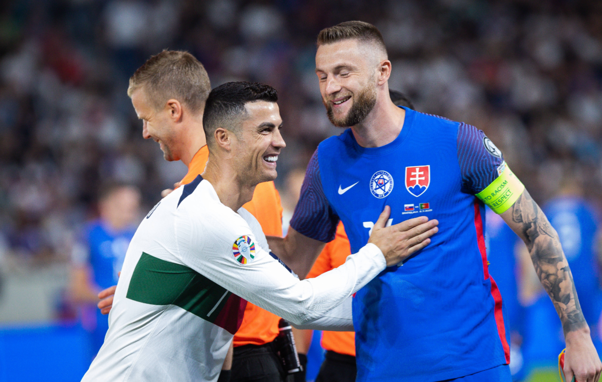 Словакия и Португалия. Босния Исландия. Картинка чехи против словаков футболе.