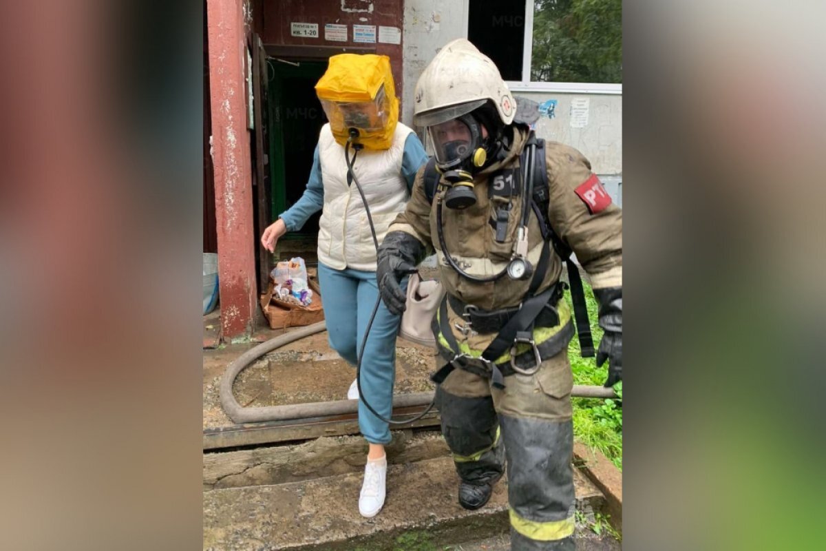    17 человек спасли на пожаре в пятиэтажном доме в Усть-Илимске