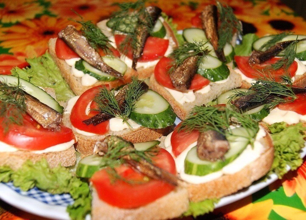 Наверно трудно представить себе праздничный стол без бутербродов. С закуски начинают практически каждое застолье и уж какое превеликое множество их можно приготовить. Бутерброды являются той палочкой выручалочкой в случае неожиданного прихода гостей. Бутерброды со шпротами и огурцом, один из самых распространённых видов бутербродов, но и в них каждая хозяйка может добавить свою изюминку. Имея в арсенале несколько необходимых продуктов их можно приготовить легко и быстро.