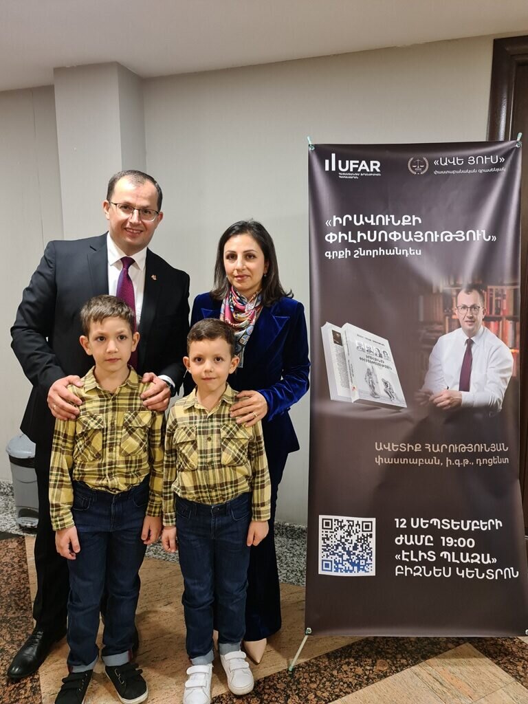 12 сентября по инициативе адвокатской конторы «Аве Юс» в зале «Манташов» бизнес-центра «Элит Плаза» состоялась презентация книги адвоката Палаты адвокатов Республики Армения, главного редактора...-16