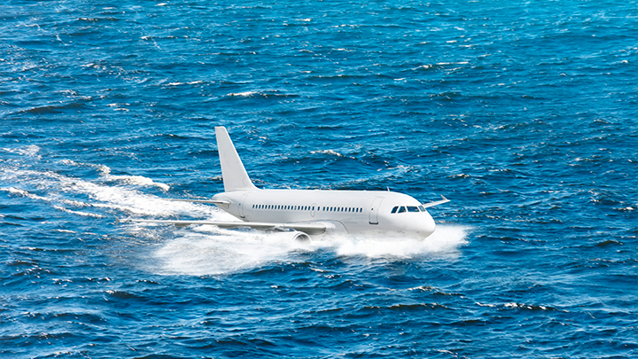 КОМАНДИР ВИКТОР МОСТОВОЙ И ВТОРОЙ ПИЛОТ ВАСИЛИЙ ЧЕЧЕНЕВ ПОСАДИЛИ ЛАЙНЕР С 45 ПАССАЖИРАМИ ПРЯМО НА ВОДУ. ВСЕ ВЫЖИЛИ. ФОТО: AAPPP/SHUTTERSTOCK