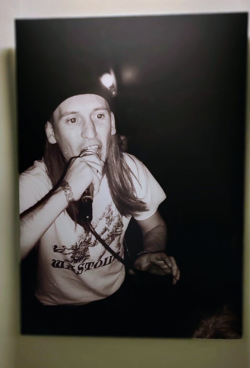 Работа Ромы 13 в рамках выставки "Внутри панка"