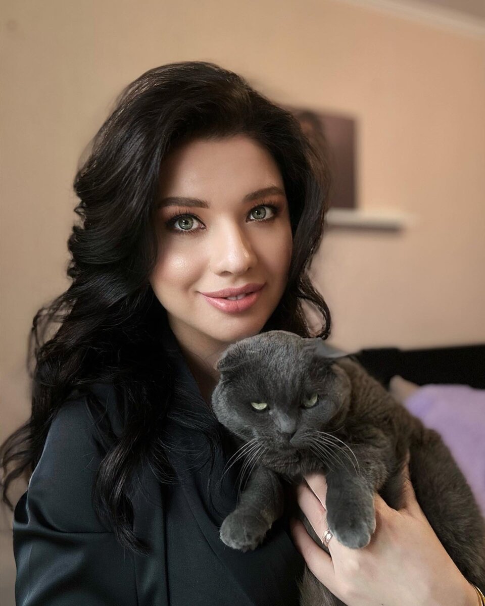 Тут я использовала тени для бровей в темном оттенке. 