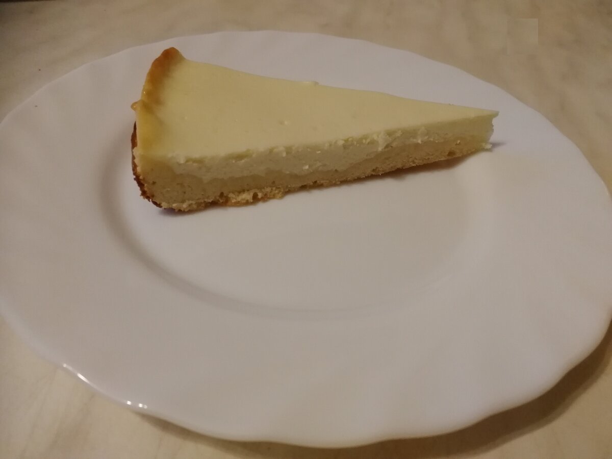 Чизкейк - не торт и не пирог, а десерт из творога или мягкого сыра на основе из песочного теста
