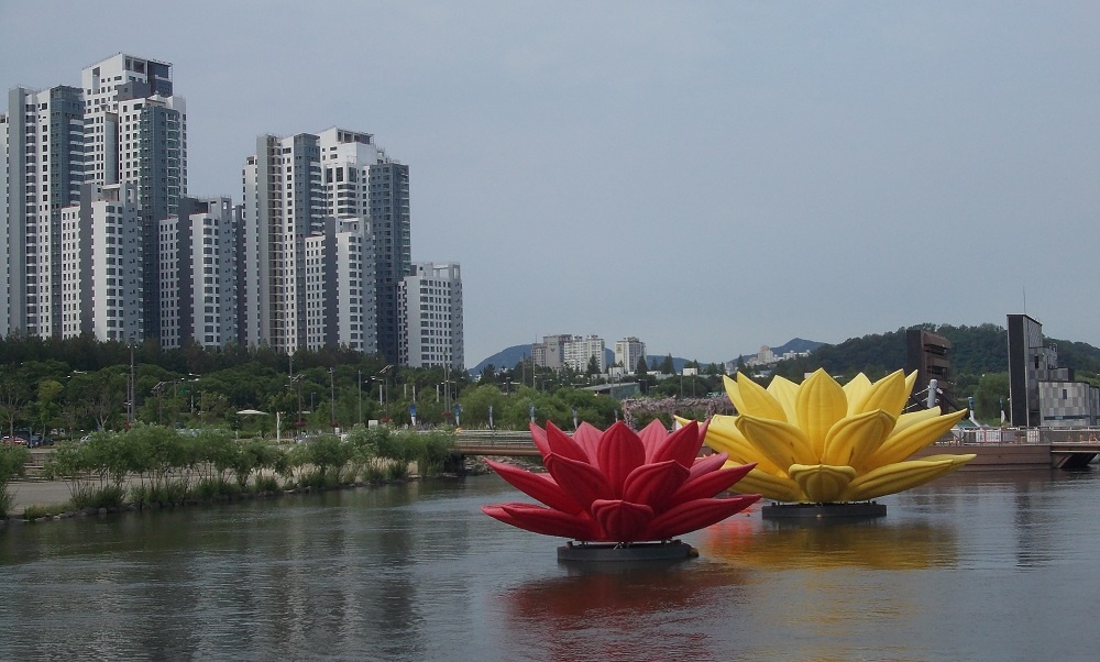 Вид на Сеул с реки Хан. На воде множество искусственных островов с кафешками.