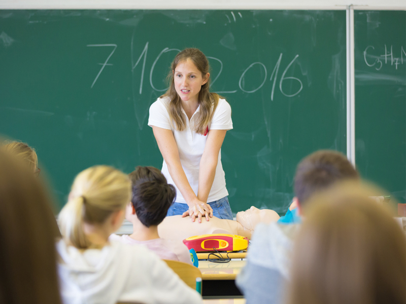 First aid at school. оказание помощи детям в детском саду воспитателями тренинги. оказание первой помощи. педагоги оказывают первую помощь. педагоги оказывают первую помощь.