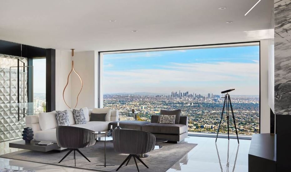 Скоро в новостройках будут такие обои-телевизоры включены в стоимость :)