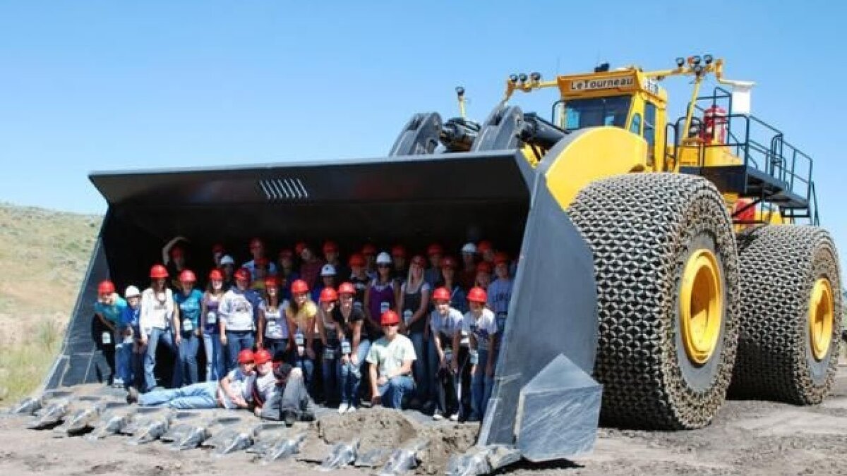 Какое самое рек. Самый большой погрузчик в мире Letourneau l2350. Погрузчик Letourneau l 2350. Фронтальный погрузчик «Letourneau» (Леторно) l-2350. 2350 Leturno фронтальный погрузчик.