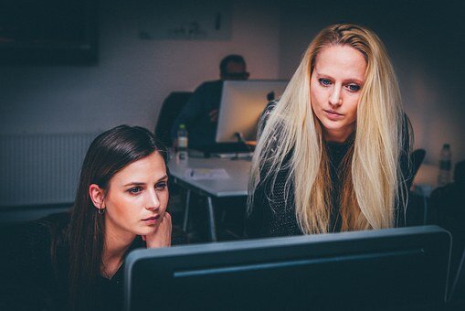 https://cdn.pixabay.com/photo/2016/02/19/11/23/women-1209678__340.jpg