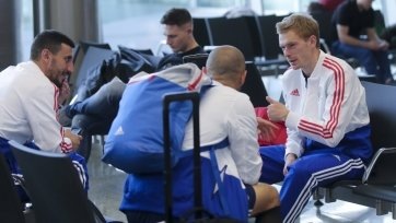 Самолет с делегацией национальной командой приземлился в Ларнаке вечером в пятницу, и команда сразу отправилась в отель в столицу острова Никосию. Утром состоится тренировка на стадионе «ГКС».
