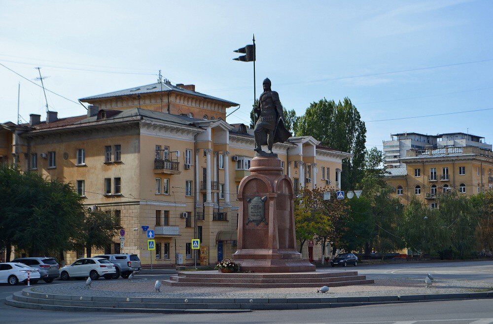 2. Александр Невский все также стоит на страже театра и города в целом. Хотя упоминаний о нем в городских локациях достаточно. А на площади и в ее ближайших окрестностях так вообще зашкаливает. Но как упомянули друзья из соседних регионов, святой и там наследил достаточно.

