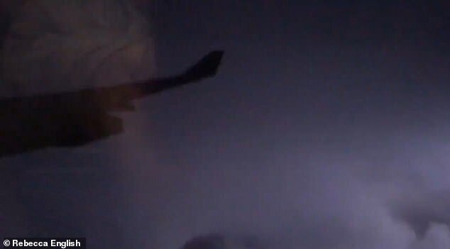 Скриншот из видео, снятого пассажирами самолета во время шторма