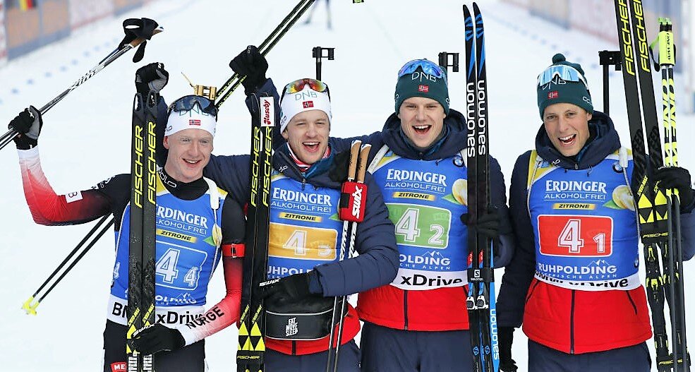 Мужская сборная Норвегии после финиша эстафетной гонки в Рупольдинге.