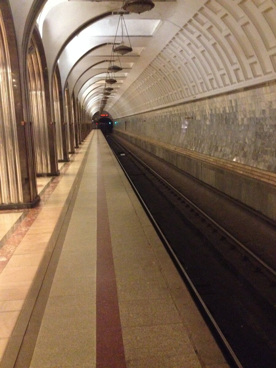 Да, иногда можно увидеть пустую платформу метро Маяковского, когда нет ни одного человека в 01:15 ночи.