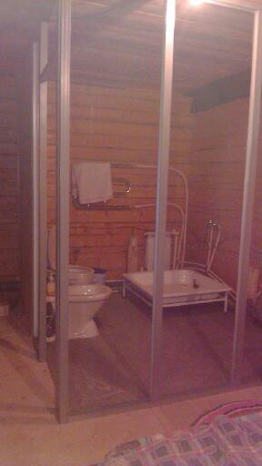 Нет ни стен, ничего еще нет. И разводка воды на живую нитку. А биде уже вот.