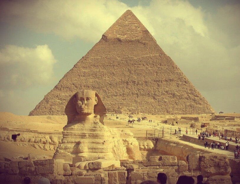 Сфинкс и пирамида.