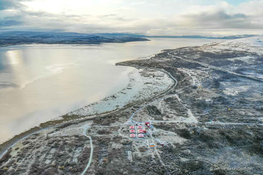 Красное пятно чуть ниже центра фотографии — это база