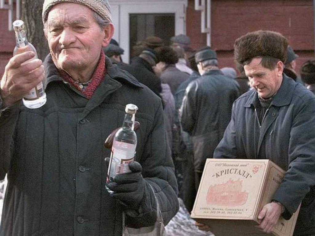 Что пьют в российских деревнях и почему там вообще многие спиваются?
