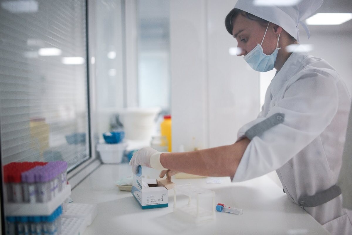 Японская корпорация Toshiba разработала новый метод выявления раковых заболеваний, который работает с точностью до 99%. Специальное портативное устройство со встроенным диагностическим чипом делает анализ крови примерно за два часа. При этом ему достаточно всего одной капли соединительного вещества.