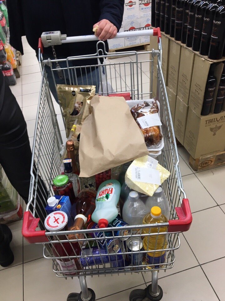 Тайно сфотографировала в Грузии в супермаркете чужие корзины с покупками. Что грузины берут к Новому году?